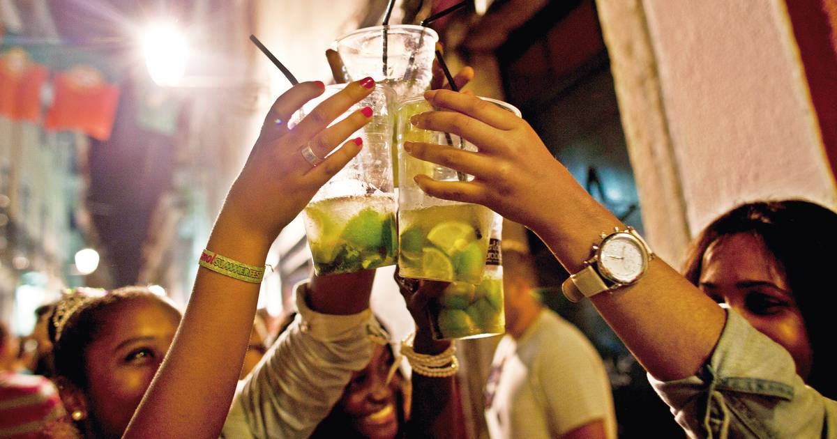 Mais de metade dos jovens de 18 anos beberam álcool de forma compulsiva e pela primeira vez o consumo entre raparigas superou o dos rapazes