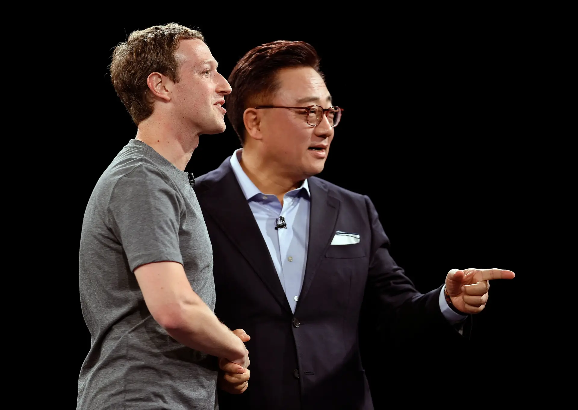 O patrão do Facebook, Mark Zuckerberg, com o diretor da divisão de mobile do conglomerado sul-coreano Samsung, na apresentação do modelo Galaxy 7 no Mobile World Congress, em Barcelona, em fevereiro