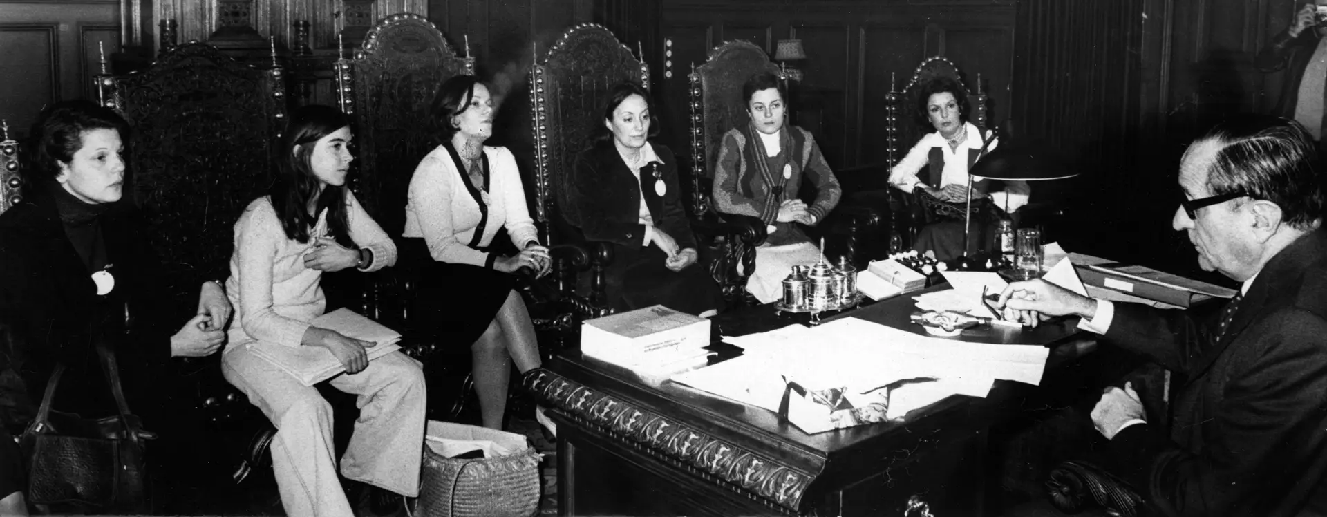No dia 8 de março de 1977, um grupo de mulheres entre as quais se encontrava Maria Antónia Palla, entregou ao Presidente da Assembleia da República, Vasco da Gama Fernandes, uma petição assinada por 5 mil pessoas, exigindo a despenalização do aborto