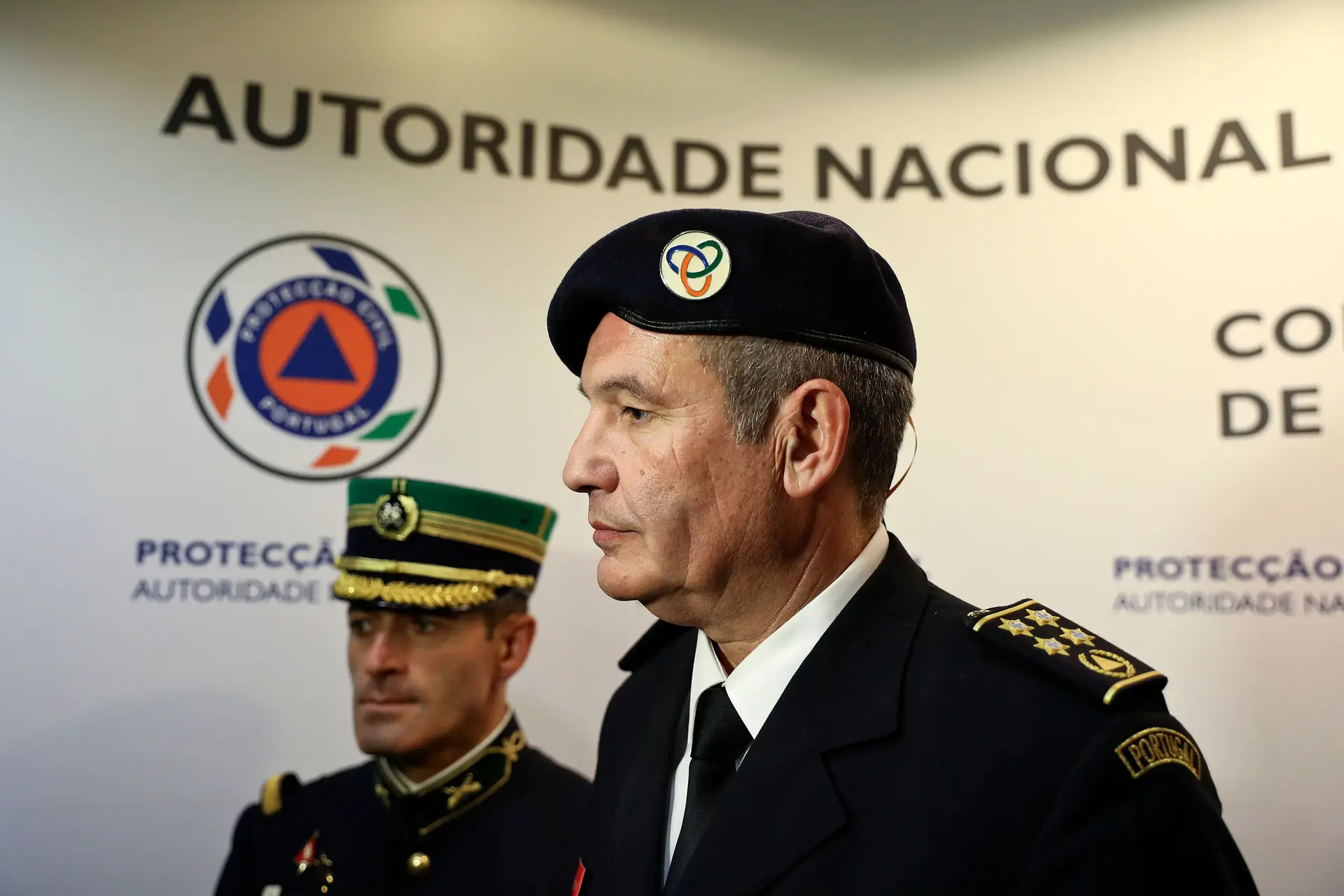 Rui Esteves (em primeiro plano) e Albino Tavares, durante a cerimónia de tomada de posse realizada na sede da Autoridade Nacional de Proteção Civil em Oeiras, a 3 de janeiro de 2017