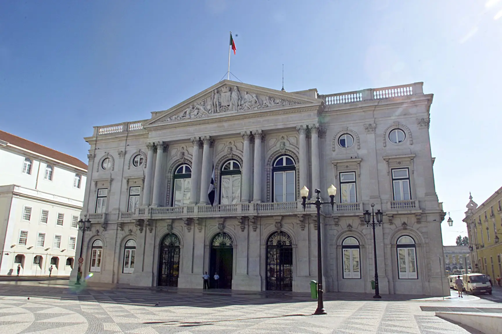 Câmara de Lisboa usa falcões para amedrontar pombos