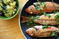 Salmonetes na frigideira com migas de batata, espinafres, azeitonas, tomate e manjericão