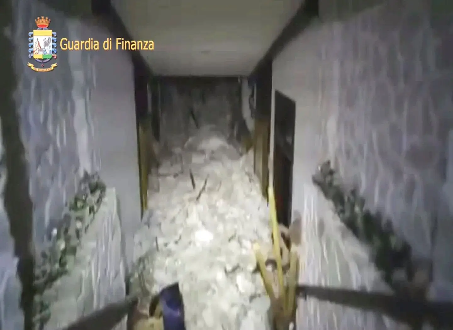 A imagem extraída de um vídeo mostra o interior do hotel