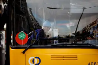 “O que poupamos nos passes paga a escola da nossa filha”