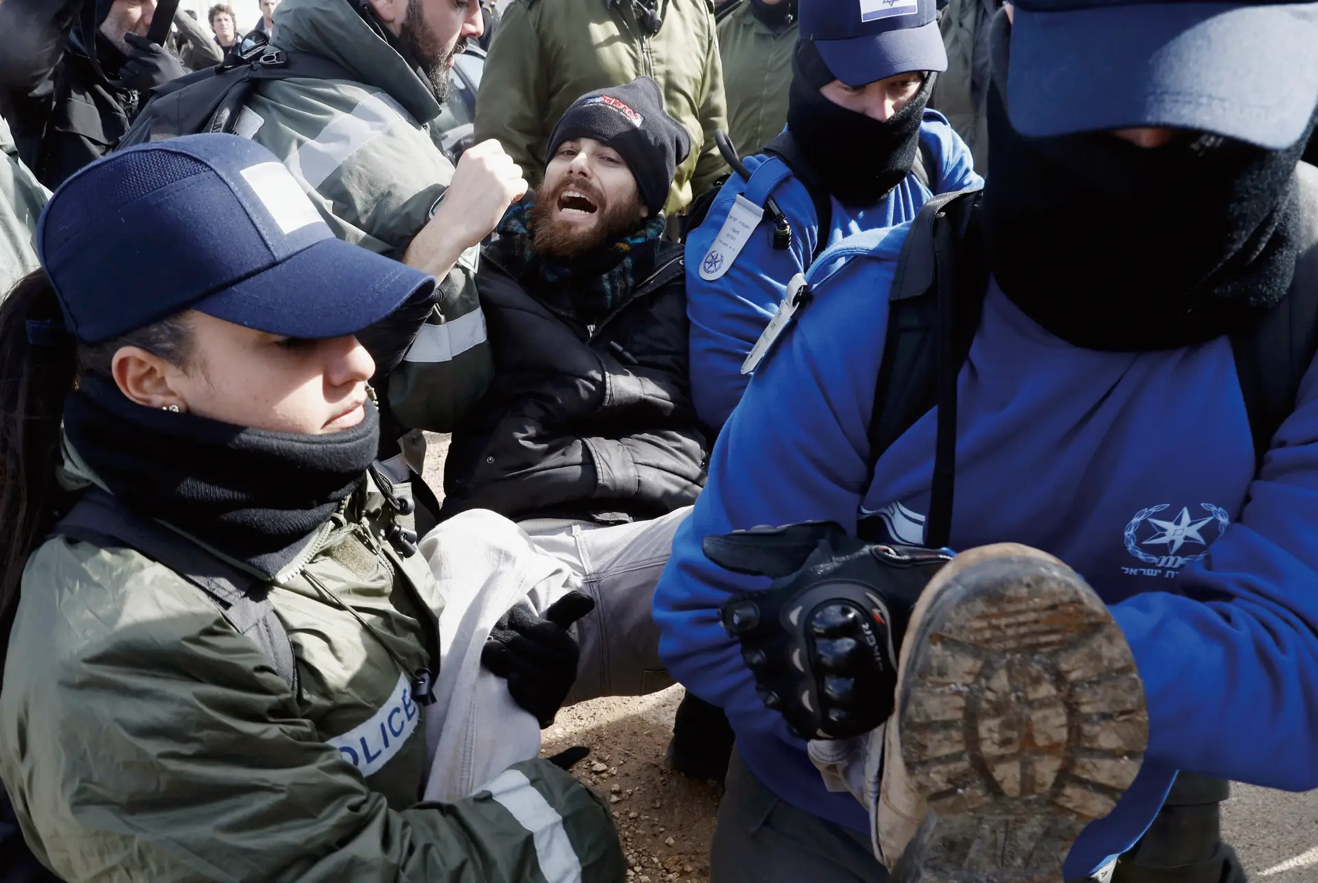Polícia israelita retira à força ocupantes judeus do colonato ilegal de Amona, a norte de Ramallah (Cisjordânia), na quarta-feira