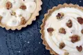 Tartelettes de queijo de cabra com nozes e mel