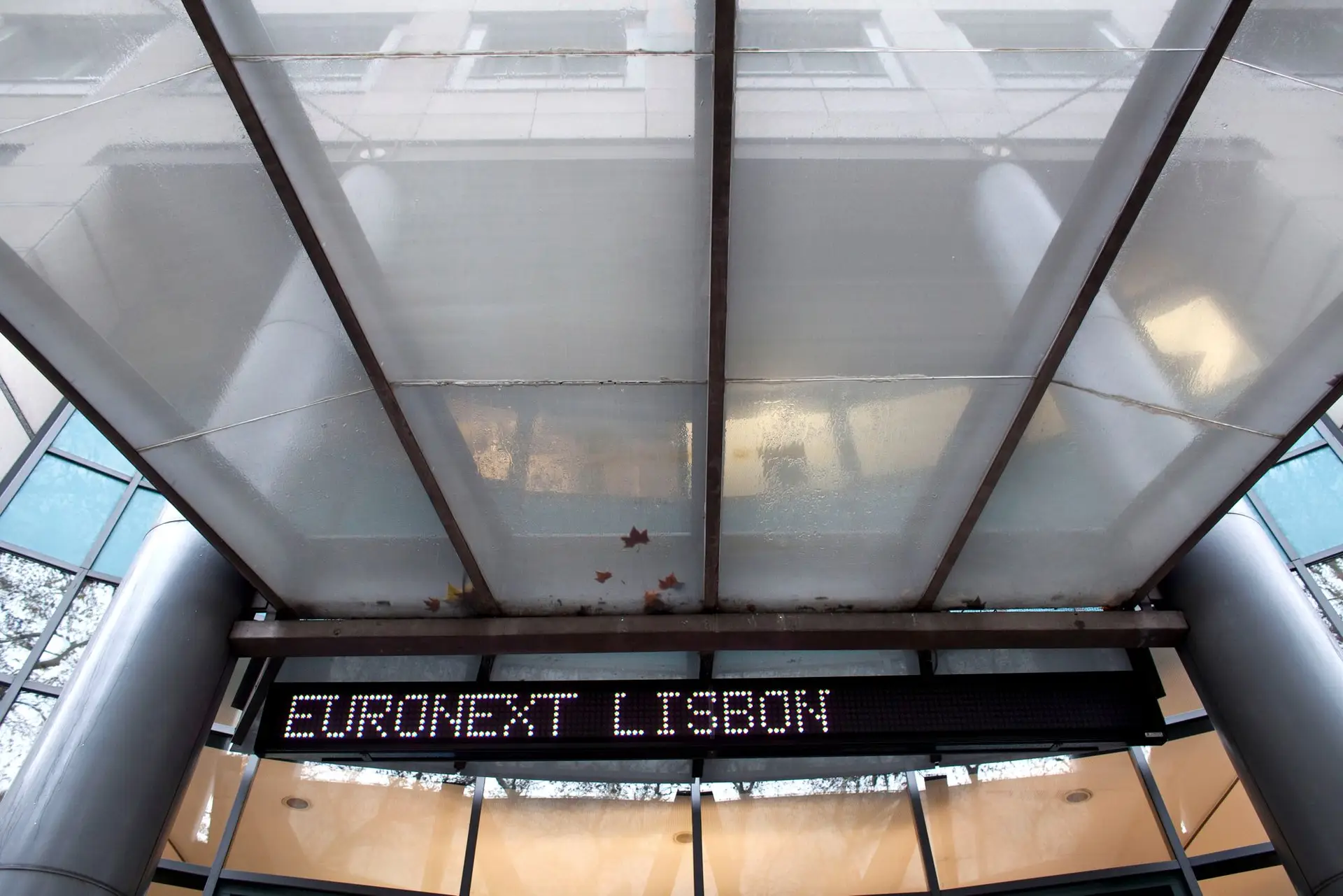 Bolsa de Lisboa cai em dia de demissão de Costa: todas as empresas fecharam a perder mais de 1%