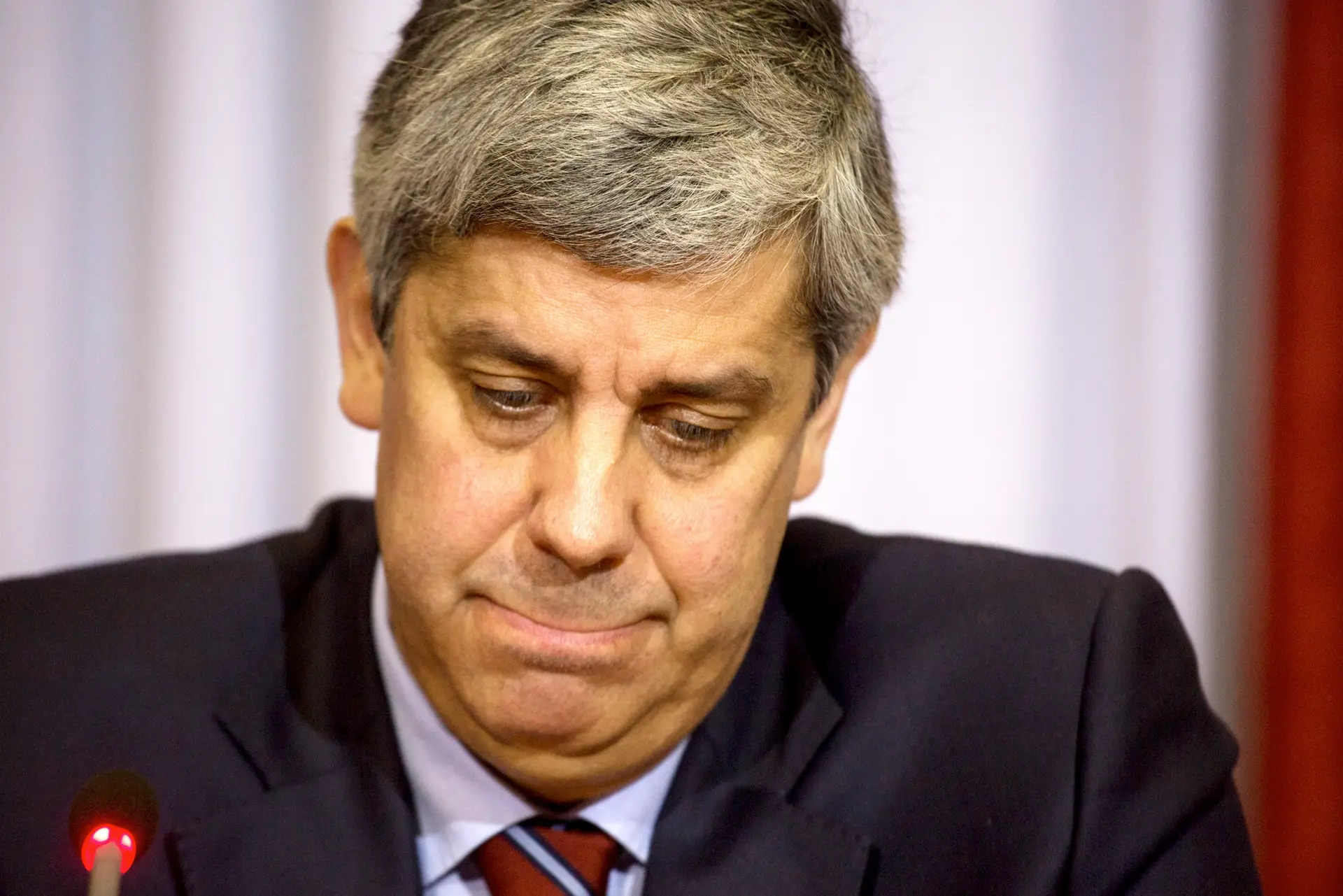 Lei permite ler os SMS de Centeno mas esquerda não deixa
