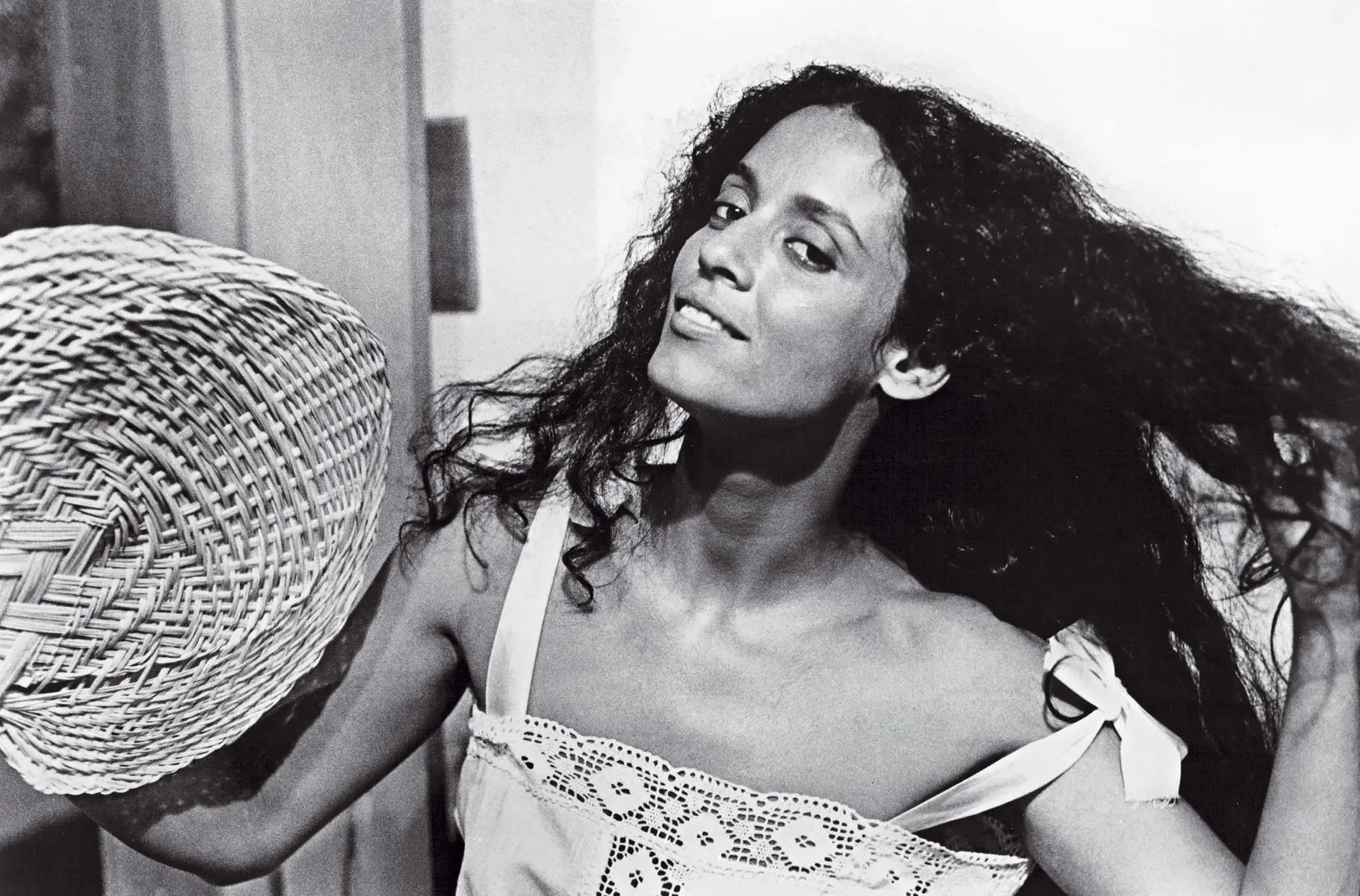 “Gabriela Cravo e Canela”  (da Rede Globo) estreou-se na RTP1 a 16 de maio de 1977 e ali ficou até setembro, sempre de segunda a sexta-feira, a seguir ao Telejornal das 20h 