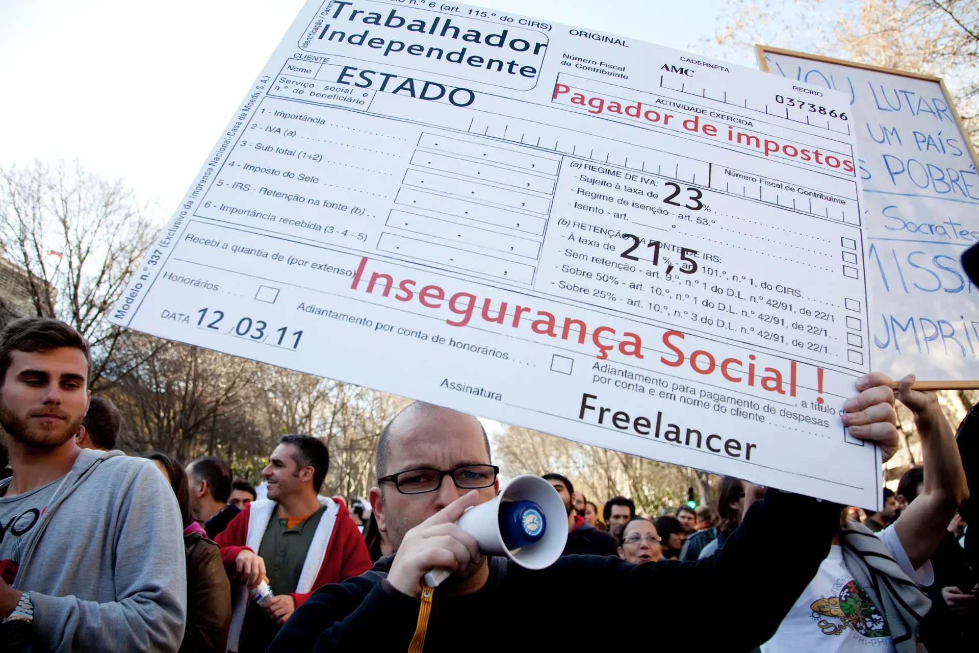 “A precariedade vai moendo”: jovens adiam sonhos de terem uma vida digna