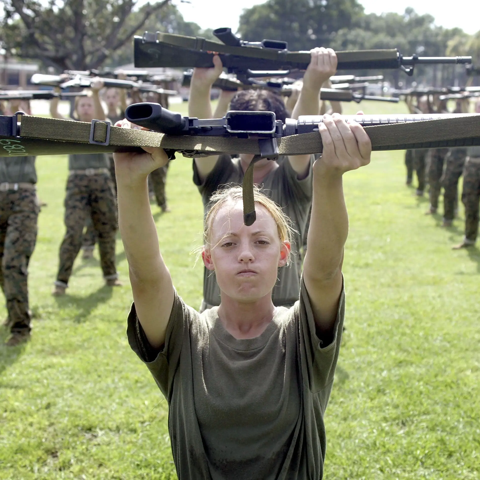 nuas, esposas militares americanas