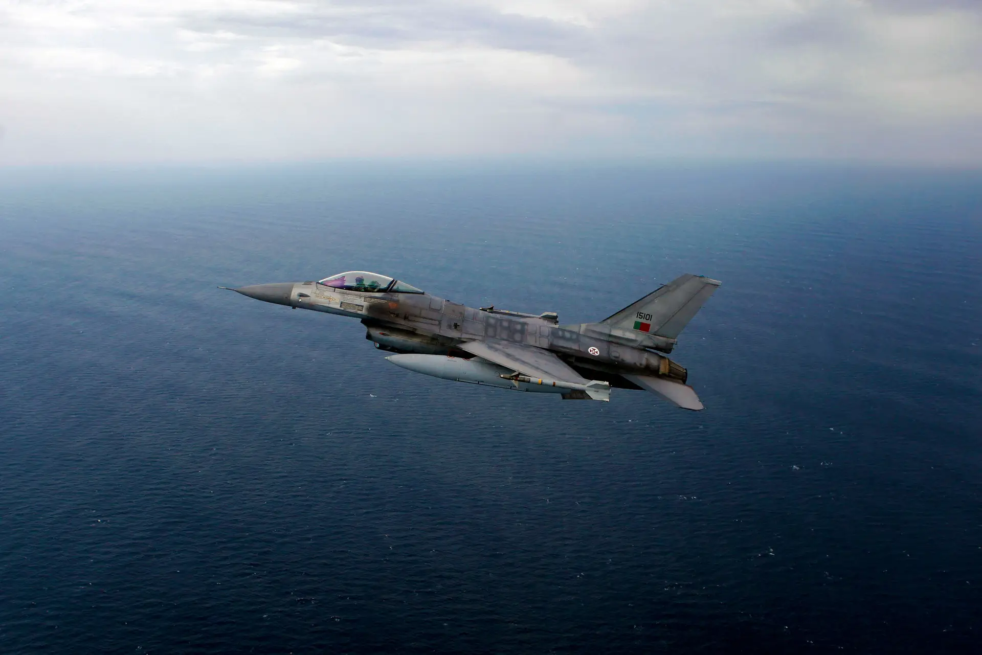 Dos 30 caças F-16 operados pela Força Aérea, dois estão 24 horas por dia, 365 dias por ano, prontos a descolar em missões de defesa do espaço aéreo português ou sob jurisdição portuguesa 