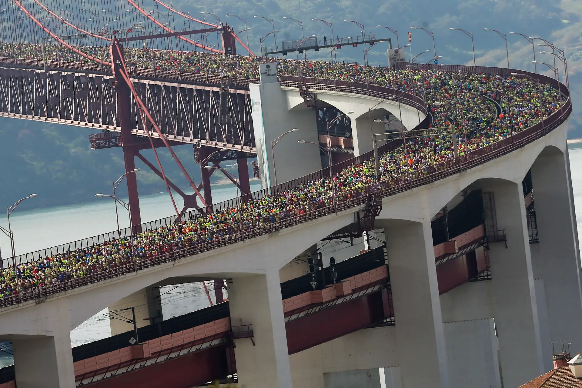 Meia Maratona de Lisboa decorre este domingo com 40 mil inscritos: o fecho da Ponte 25 de Abril, as alterações de trânsito e os favoritos