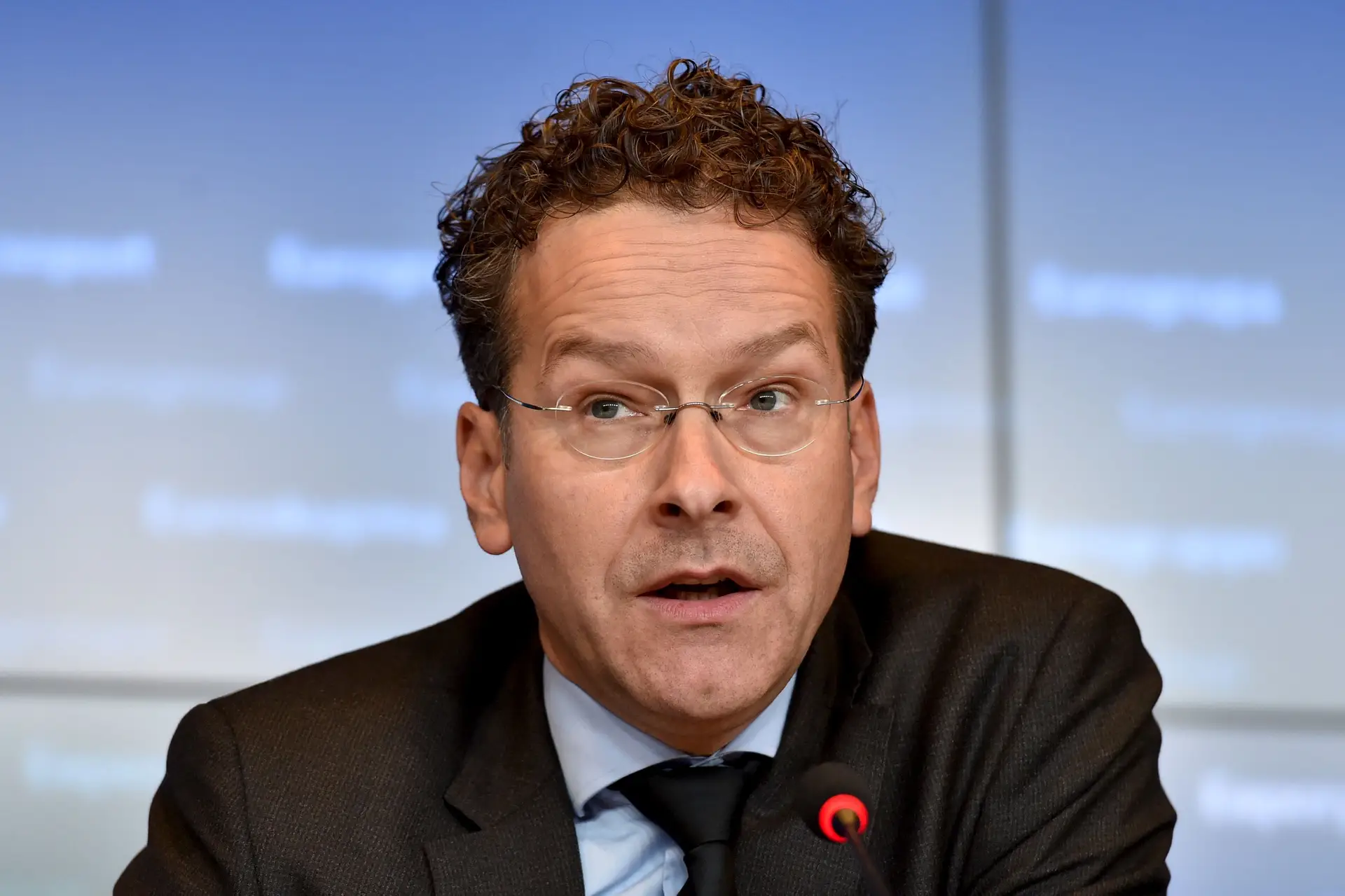 Dijsselbloem: “Não se pode gastar o dinheiro em copos e mulheres e logo depois pedir ajuda”