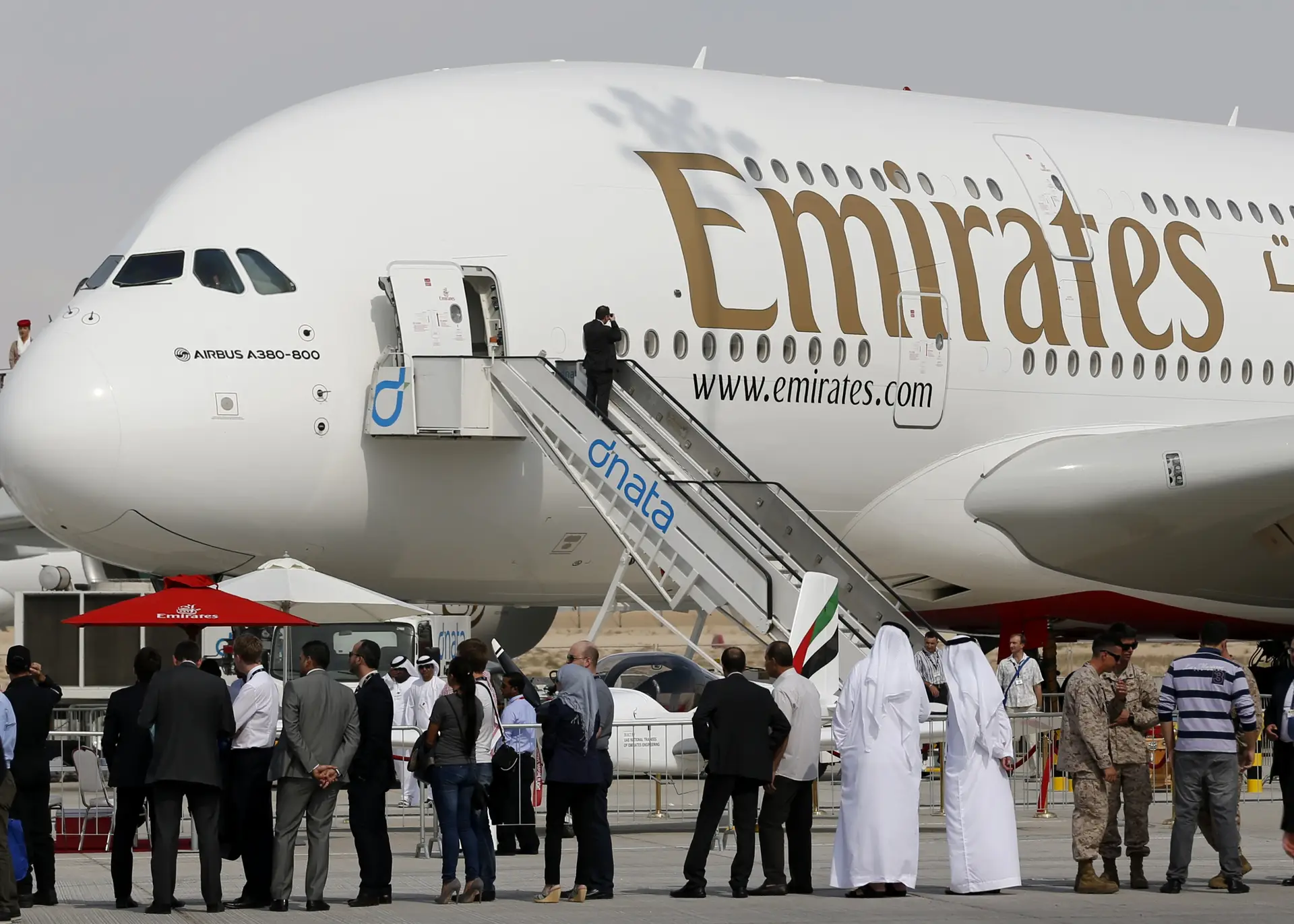 Emirates passa de prejuízo a lucro semestral recorde