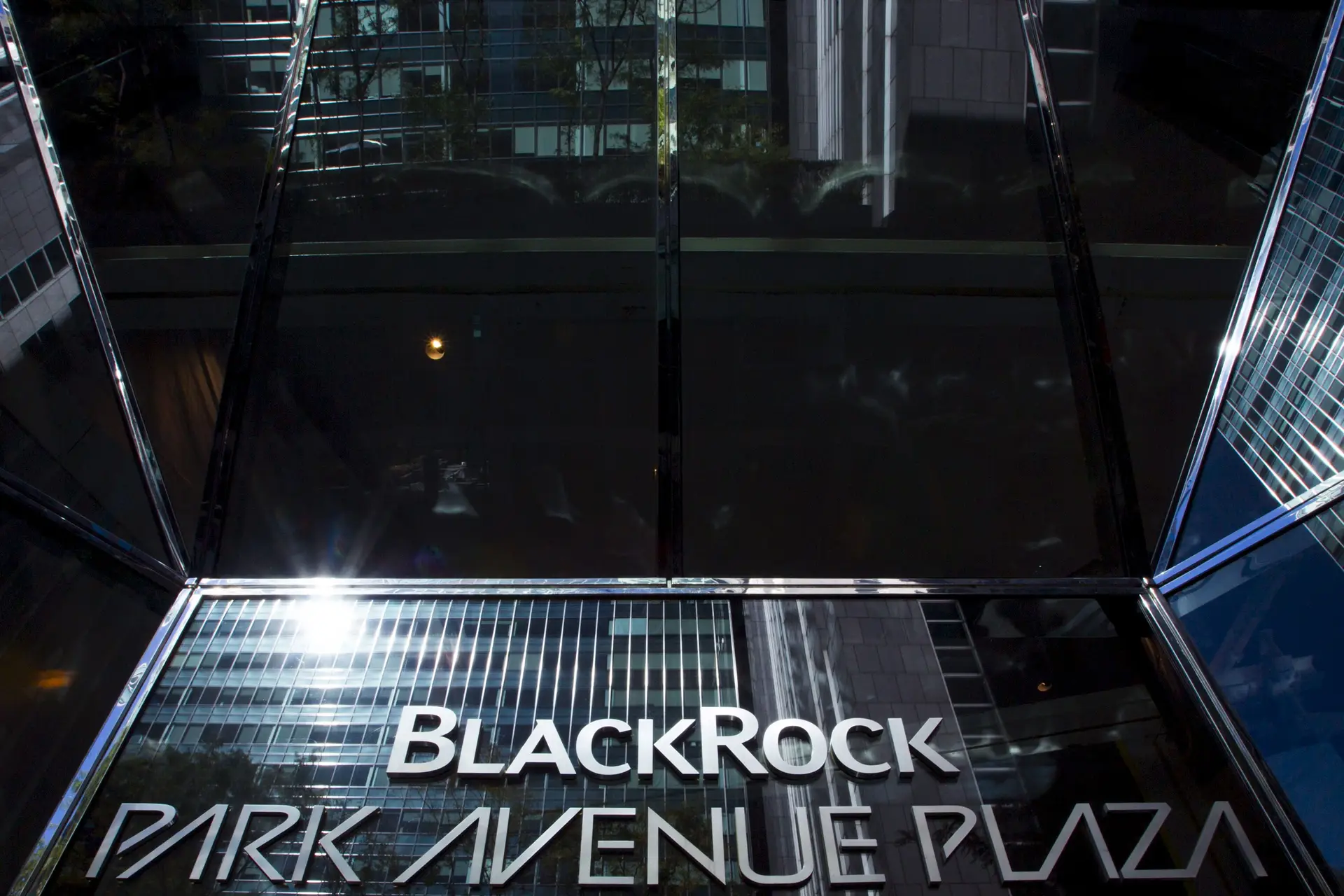 Lucro da Blackrock cai 17% no terceiro trimestre