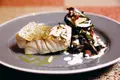 Corvina com legumes grelhados, lâminas de amêndoa e molho de citrinos