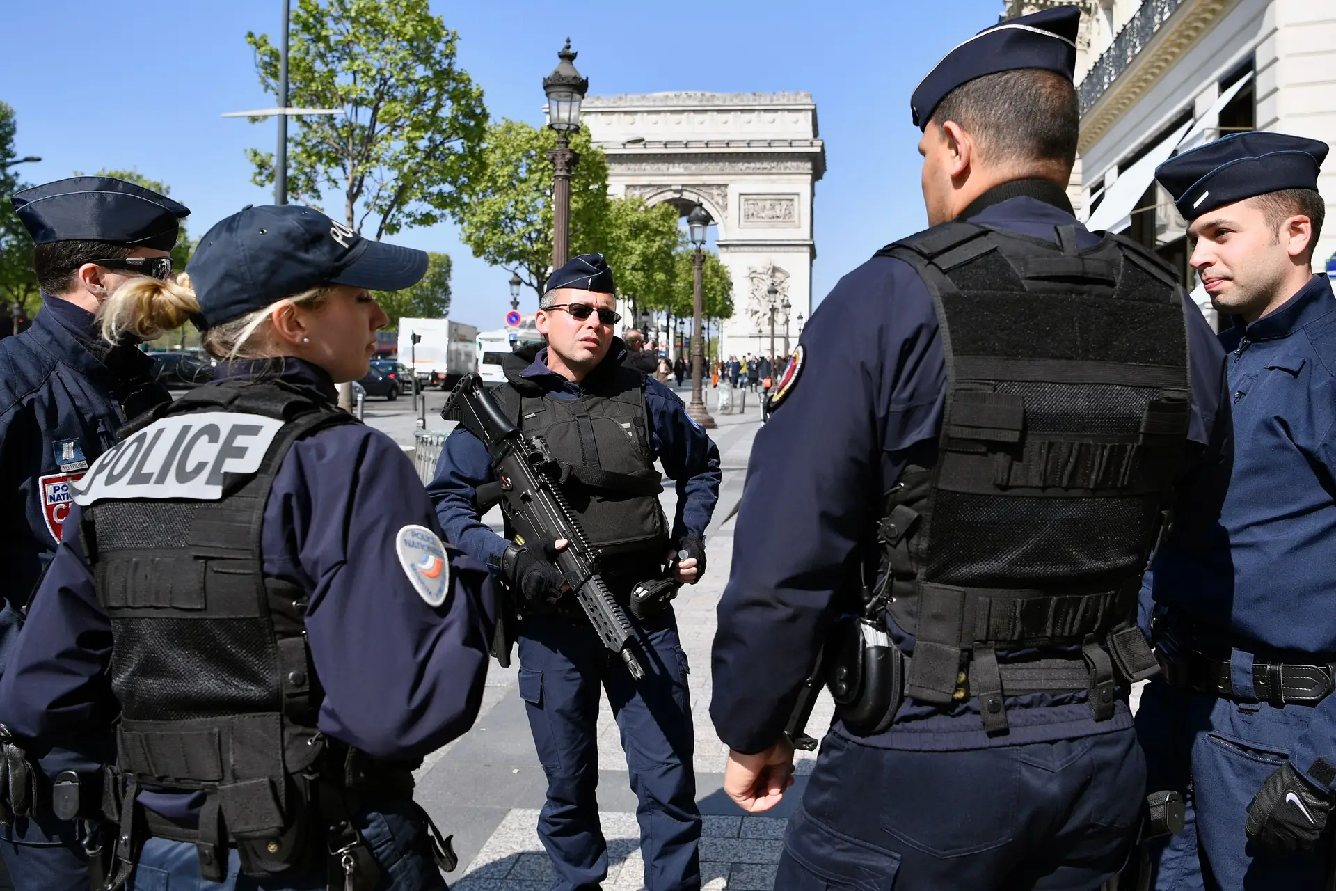 Tiroteio em Paris: suspeito belga entregou-se à polícia