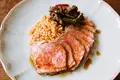  Rosbife de vitela com legumes salteados e arroz escuro