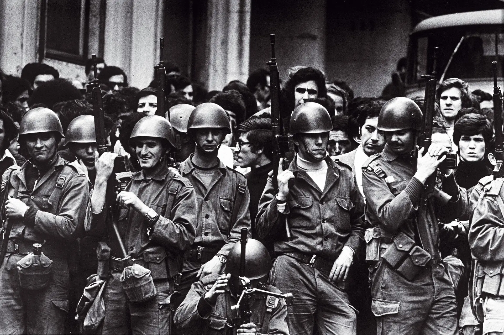 REVOLUÇÃO. Nos tempos iniciais após o 25 de Abril, o derrube de Marcello Caetano é atribuído a um golpe militar. A dinâmica popular e a sucessão de acontecimentos transforma-o  em movimento revolucionário