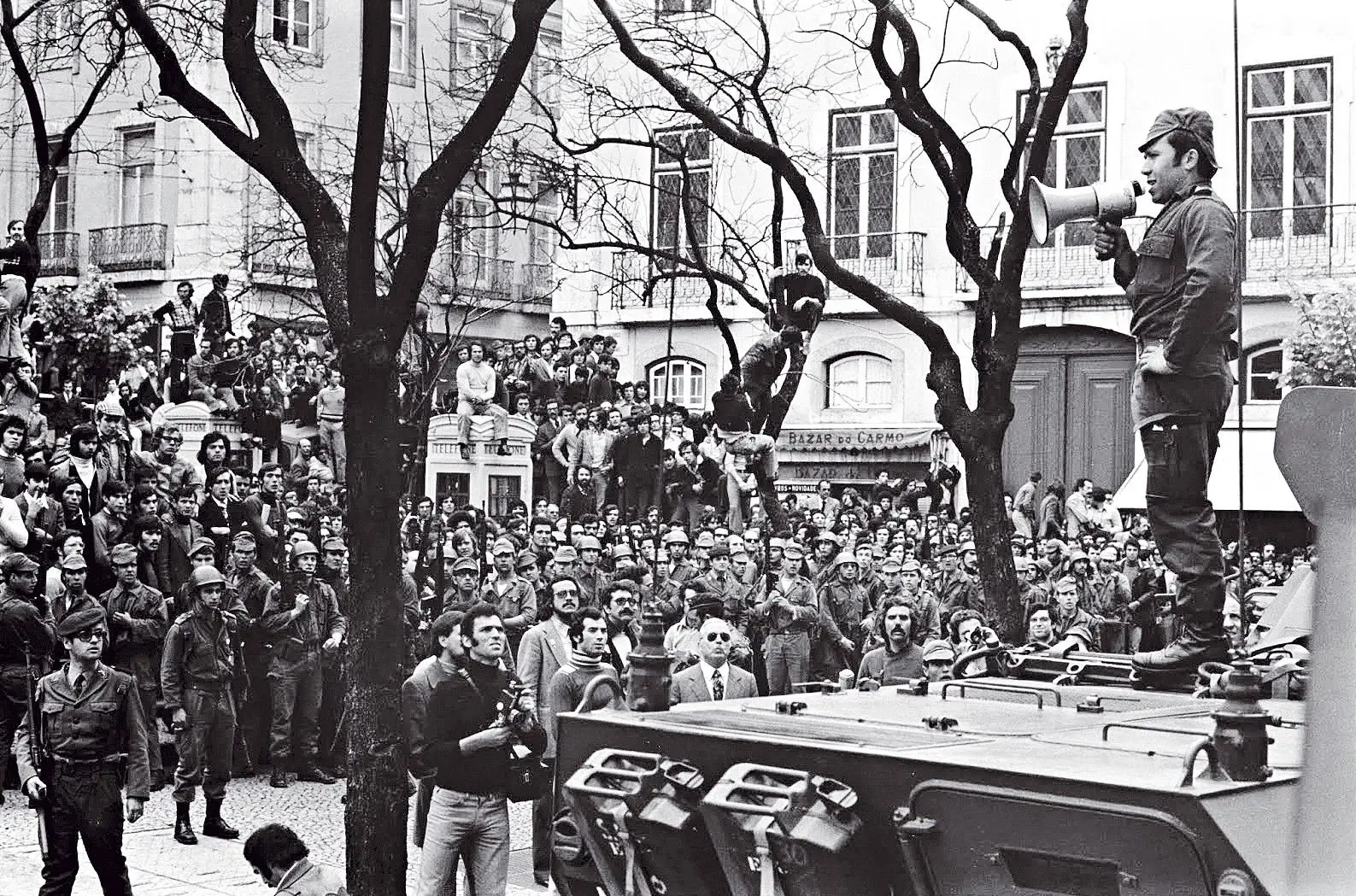 POVO A adesão popular ao movimento militar dificultava  a ação das tropas. Salgueiro Maia,  um dos heróis da Revolução, tenta criar condições para a saída de Marcello Caetano do Quartel do Carmo, após rendição