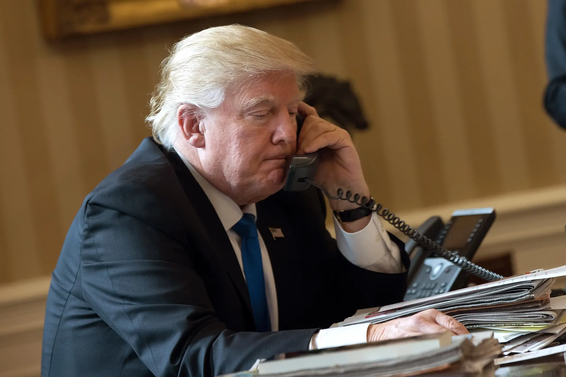 Trump ordenou retenção de quase $400 milhões em ajuda militar à Ucrânia antes de telefonema polémico
