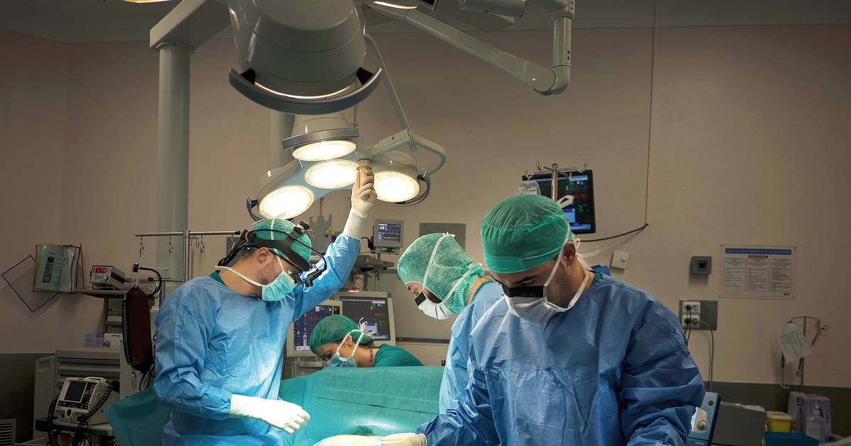 Sindicato: greve dos médicos paralisa centros de saúde e blocos operatórios no Norte, adia cirurgias no Sul e tem adesão de 90% em Coimbra