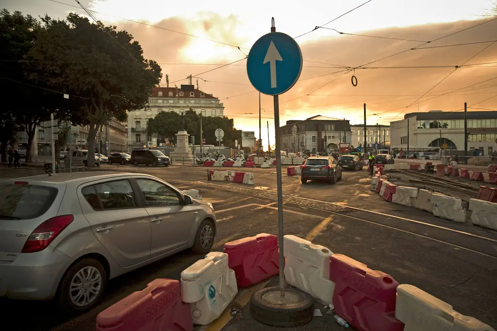 Lisboa. Campolide autoriza condutores a estacionar carros no