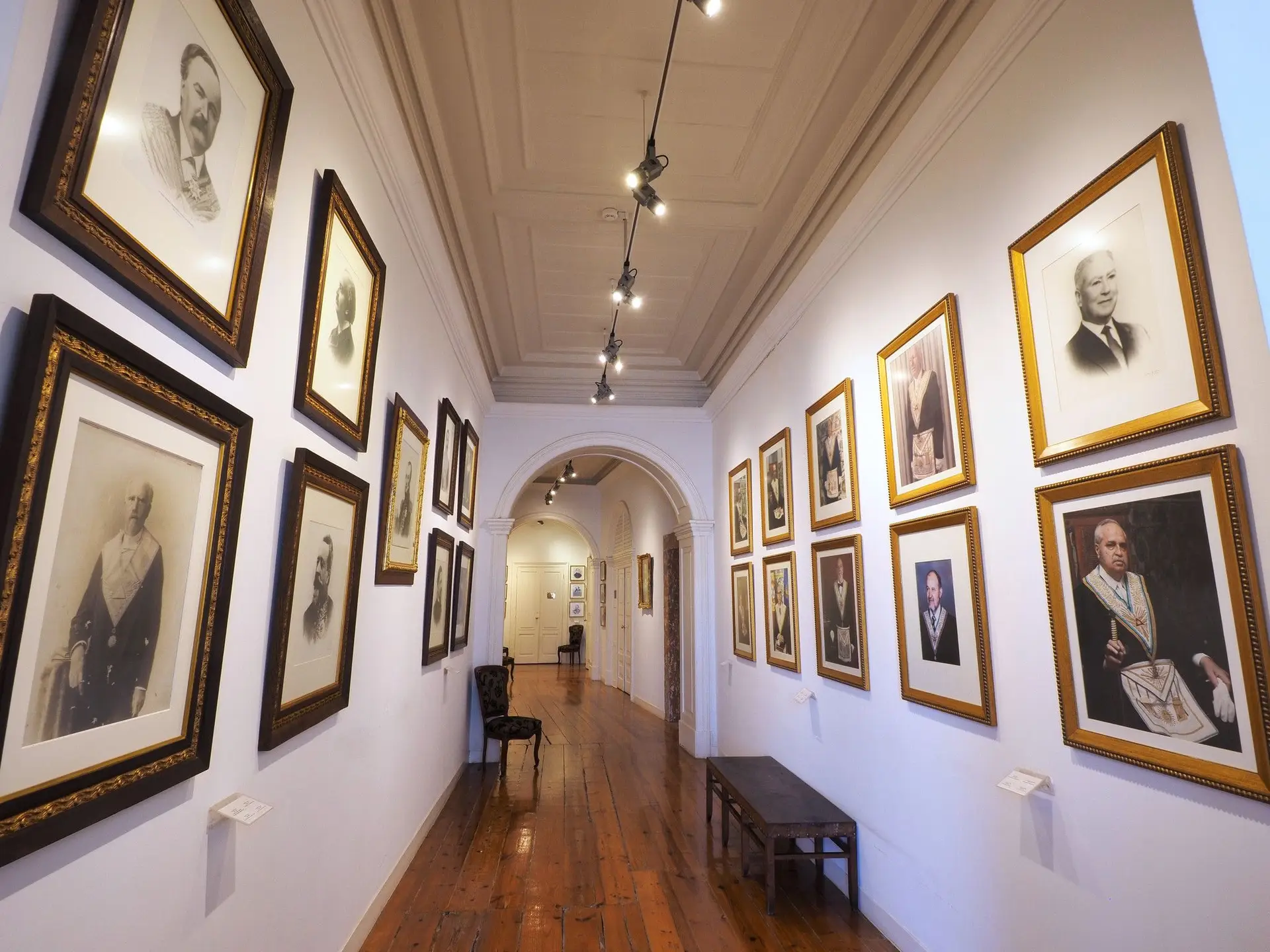 Sede do Grande Oriente Lusitano em Lisboa. Corredor com imagens e pinturas dos antigos grão-mestres