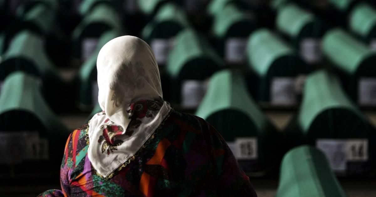 Polícia bósnia prende cinco pessoas acusadas de participar no genocídio de Srebrenica em 1995