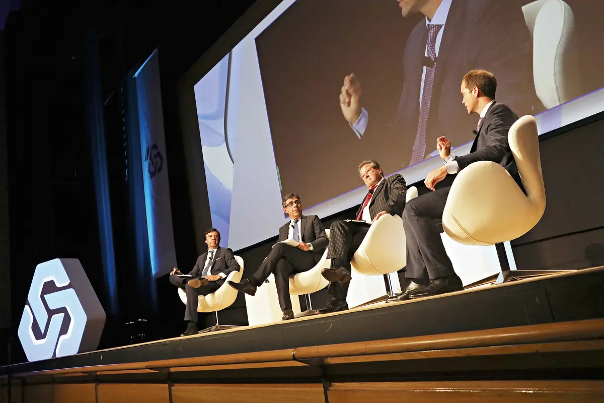 António Bernardo, José  Gomes Ferreira (moderador),  Manuel Novo e Rui Brogueira estiveram em conversa no painel dedicado ao “desafio  da competitividade para as PME” Conferência foi palco  da gravação de uma edição especial do programa “Negócios da Semana” da SIC Notícias