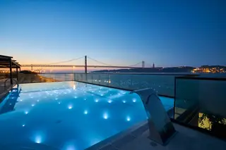 A piscina com vista para o rio no 'rooftop' do SUD Lisboa Terrazza, um espaço que já foi o restaurante Piazza Di Mare 