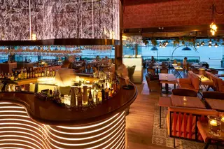 Todas as noites com música ao vivo e DJ, o restaurante com 240 lugares funciona das 8h às 2h da manhã