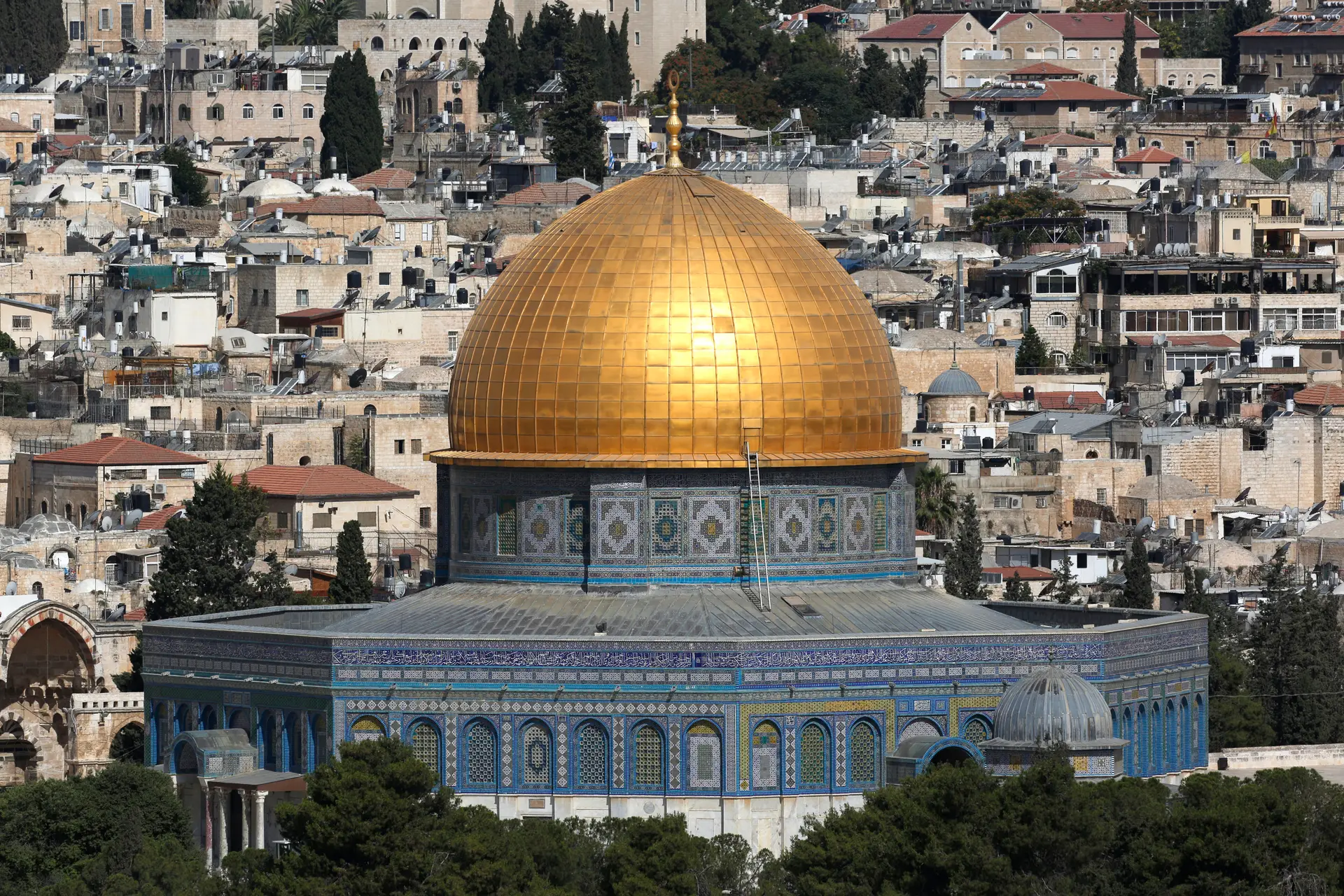 Ataque na Cidade Velha de Jerusalém força cancelamento de orações