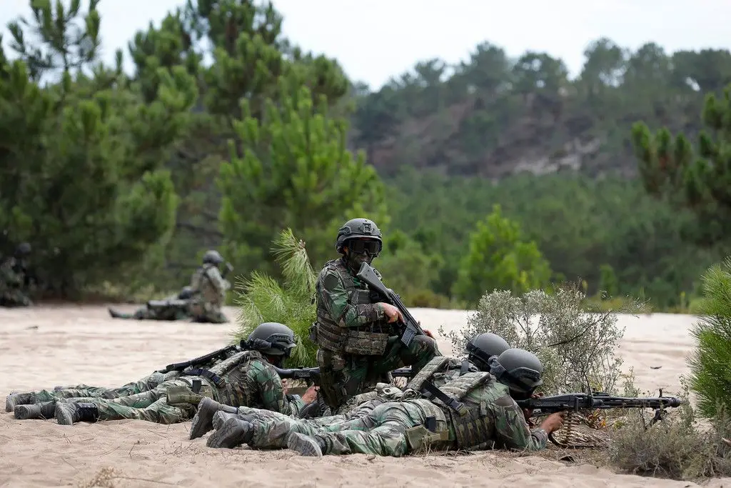 Militares efetuam centenas de disparos durante o exercício de tiro real de combate