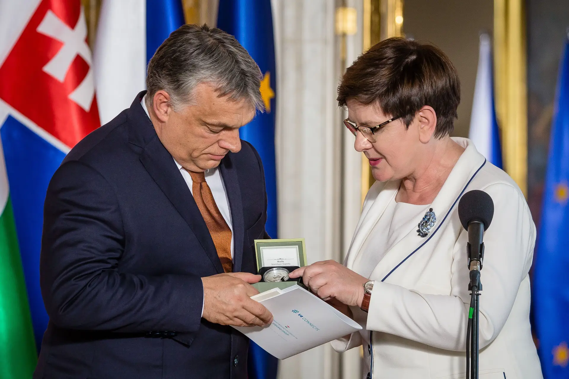 Beata Szydło com o primeiro-ministro da Hungria, Viktor Orbán