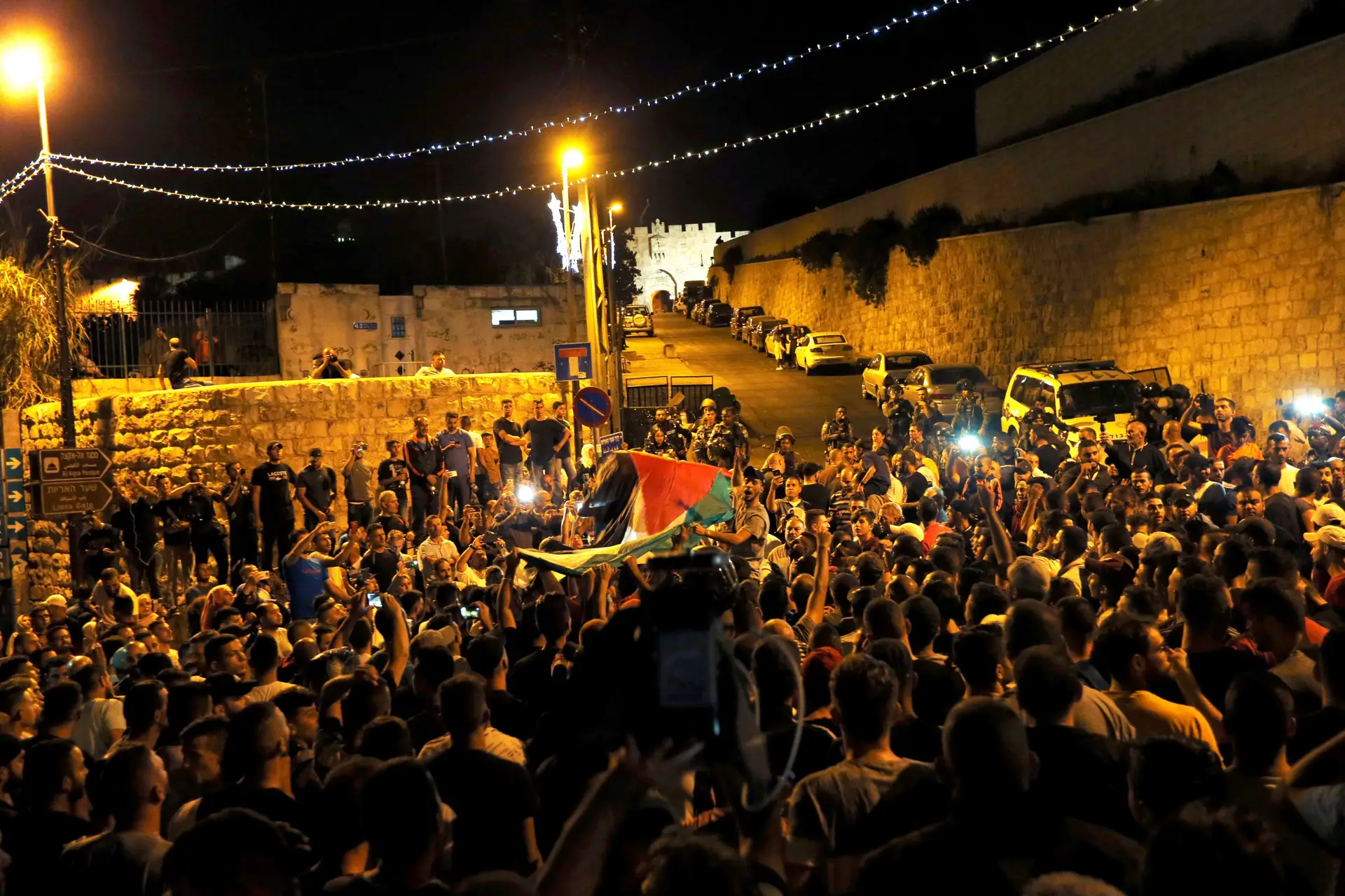 Palestinianos celebram na entrada da Cidade Velha de Jerusalém após a remoção das medidas de segurança de Israel