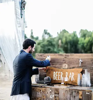 As bebidas são, a par da comida, uma das áreas-chave de uma festa no jardim. Crie uma bancada à sombra, aposte nas bebidas não alcoólicas com muito gelo para os mais pequenos, e na cerveja, nos gins ou nas sangrias para os crescidos