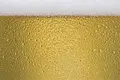 Dourada, límpida, de espuma alva e persistente (e também as há pretas)