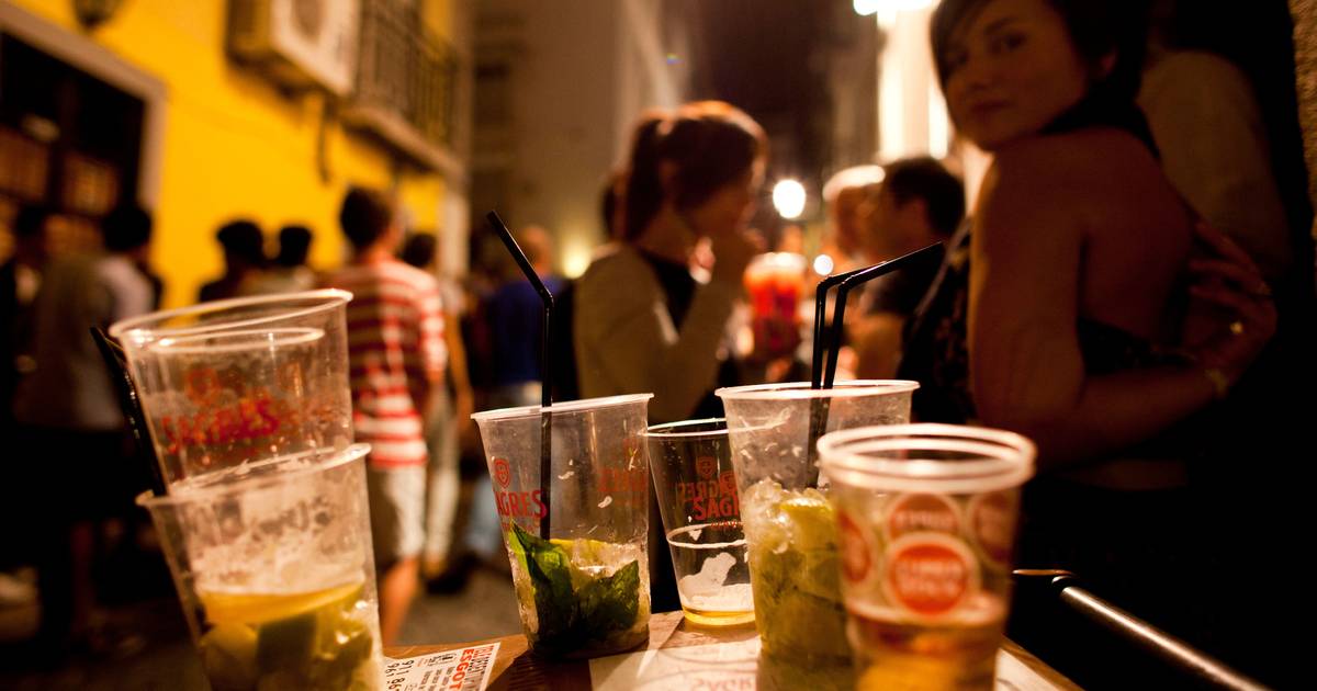 Moradores do Bairro Alto unem-se para combater “Disneylândia do álcool” nas suas ruas