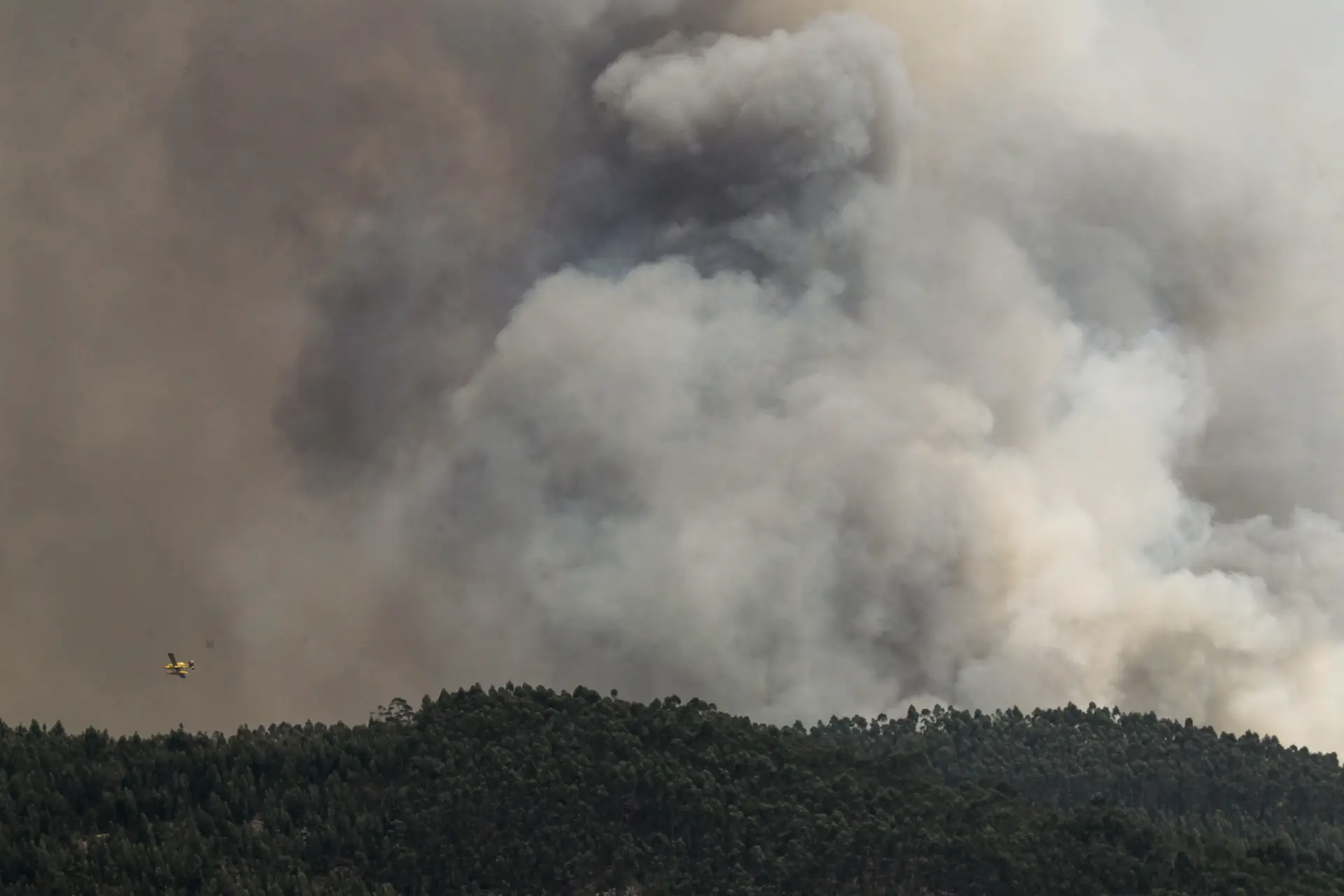 Vista da coluna de fumo do incêndio em Ferreira do Zêzere, 13 de agosto 2017