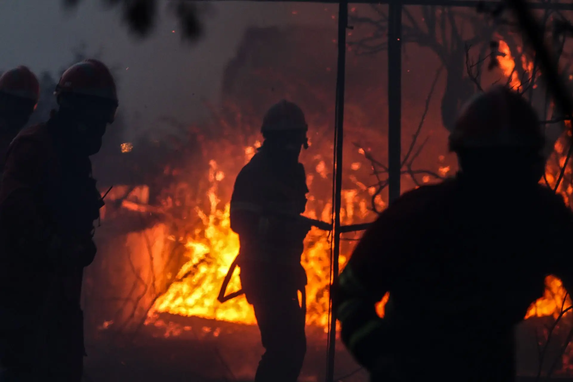 Meios aéreos acionados para fogo no Fundão e há 60 concelhos em risco máximo de incêndio
 #ÚltimasNotícias #Portugal