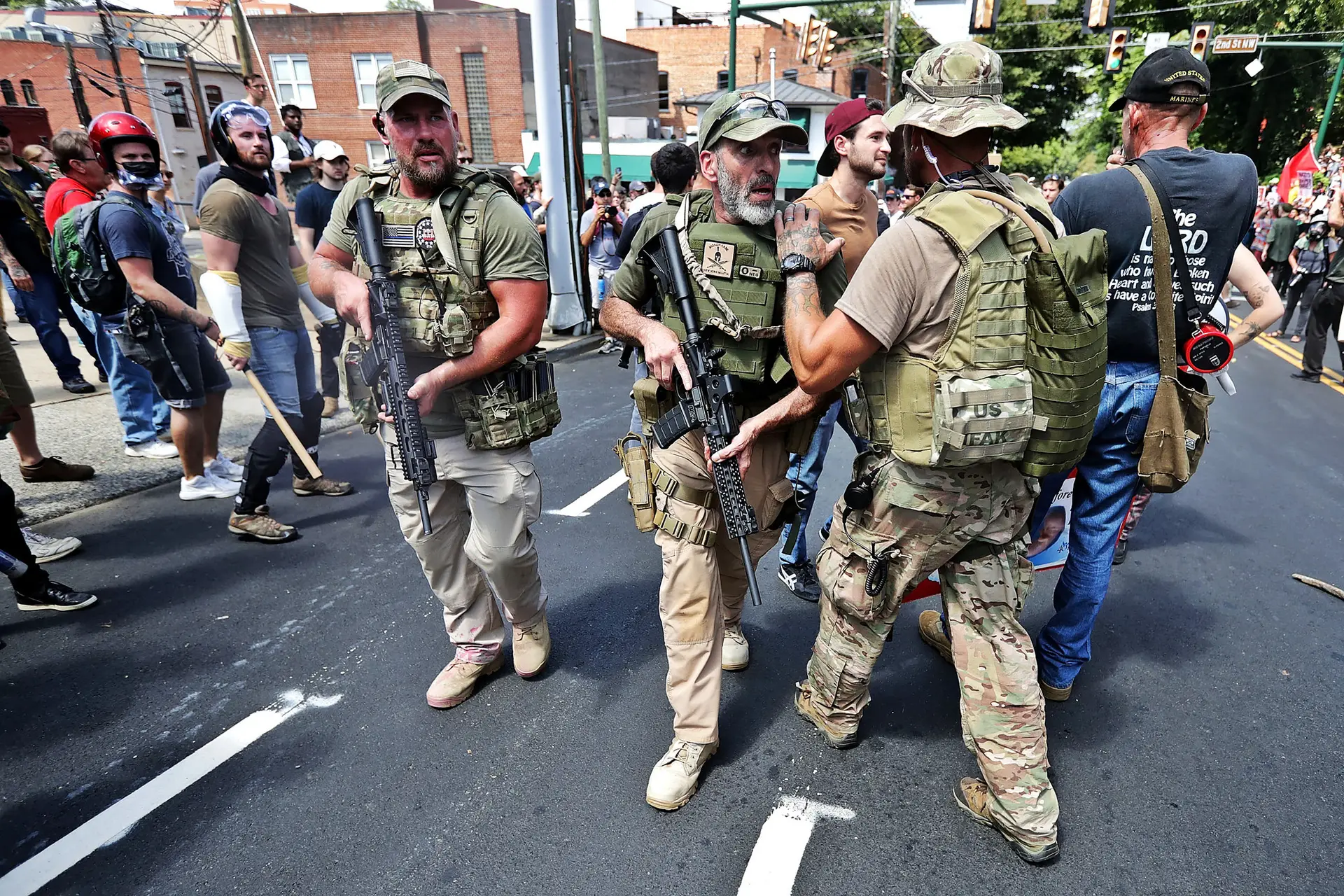 Supremacistas, neonazis  e membros do ‘alt-right’ armados nas ruas  de Charlottesville
