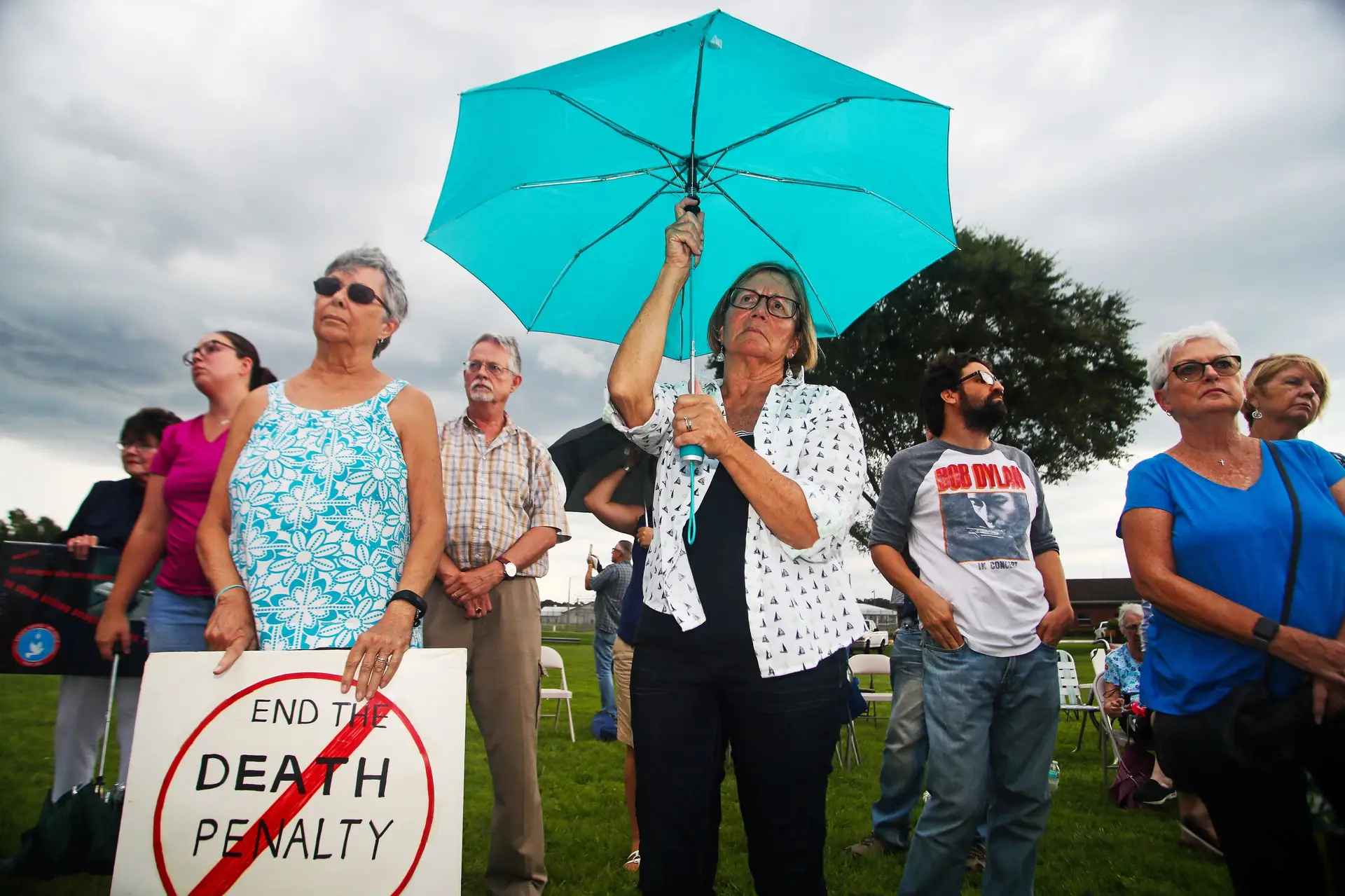 No exterior da prisão onde Mark Asay foi executado, várias pessoas juntaram-se numa manifestação contra a pena capital – não só na Florida mas noutros estados onde ainda é aplicada
