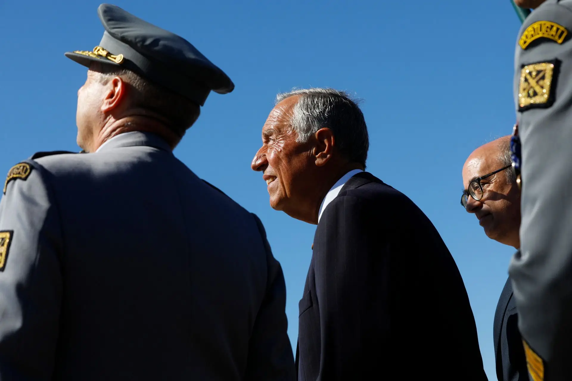 Marcelo Rebelo de Sousa foi acompanhado no Regimento de Paraquedistas pelo chefe do Estado-Maior do Exército, general Rovisco Duarte (à esquerda, de costas), e pelo ministro da Defesa, Azeredo Lopes