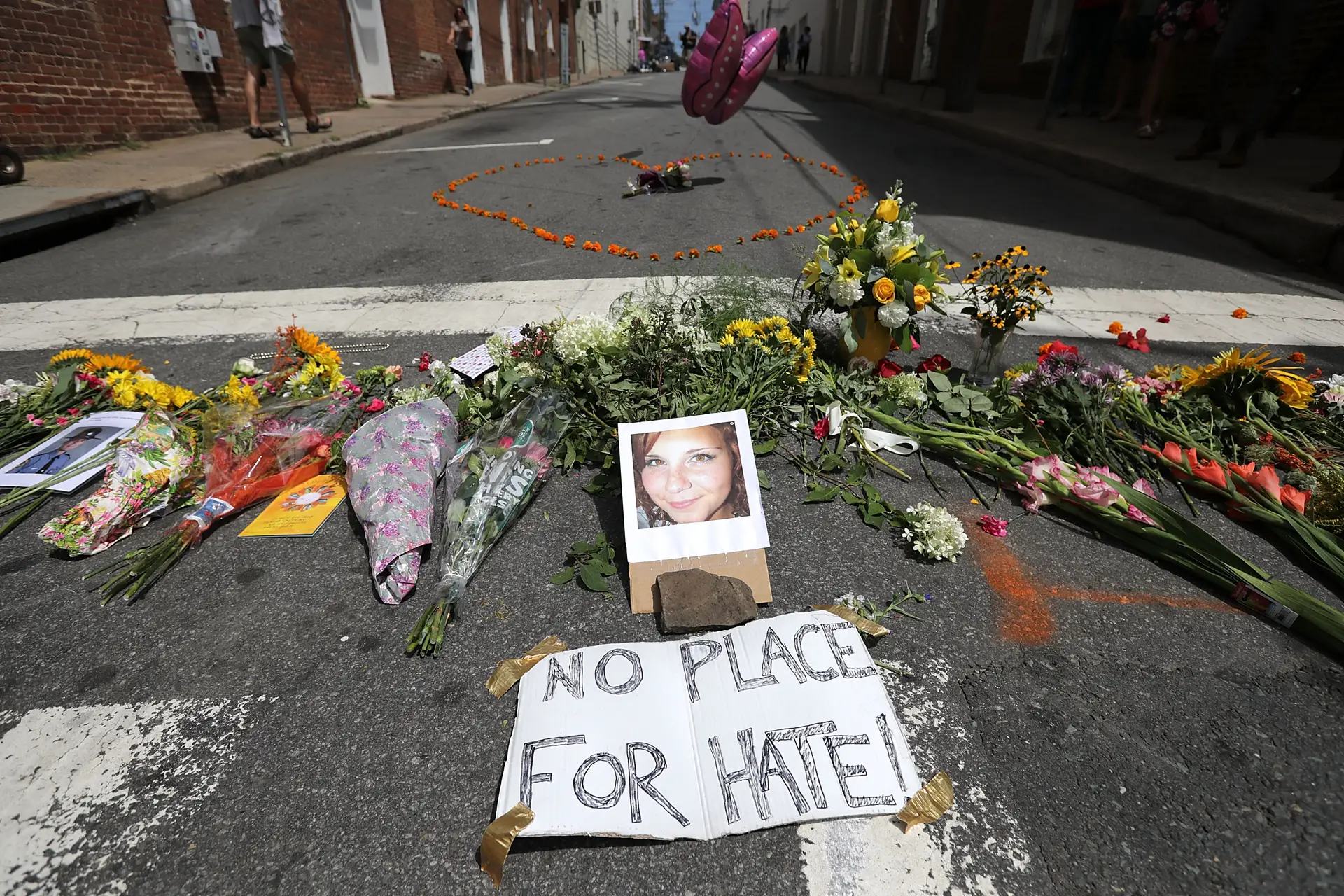 Heather Heyer não resistiu aos ferimentos depois de um neonazi ter abalroado dezenas de contramanifestantes em Charlottesville