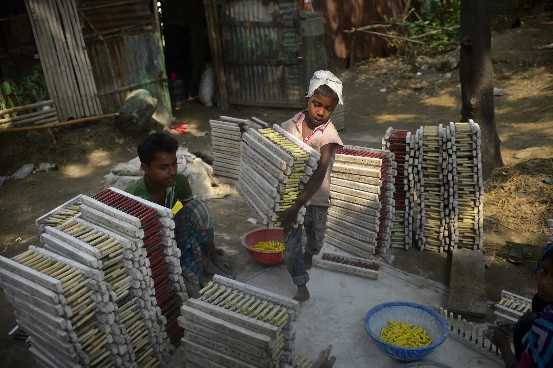 UNICEF calcula que haja mais de 6,3 milhões de crianças com menos de 14 anos a fazer trabalho escravo em fábricas só no Bangladesh