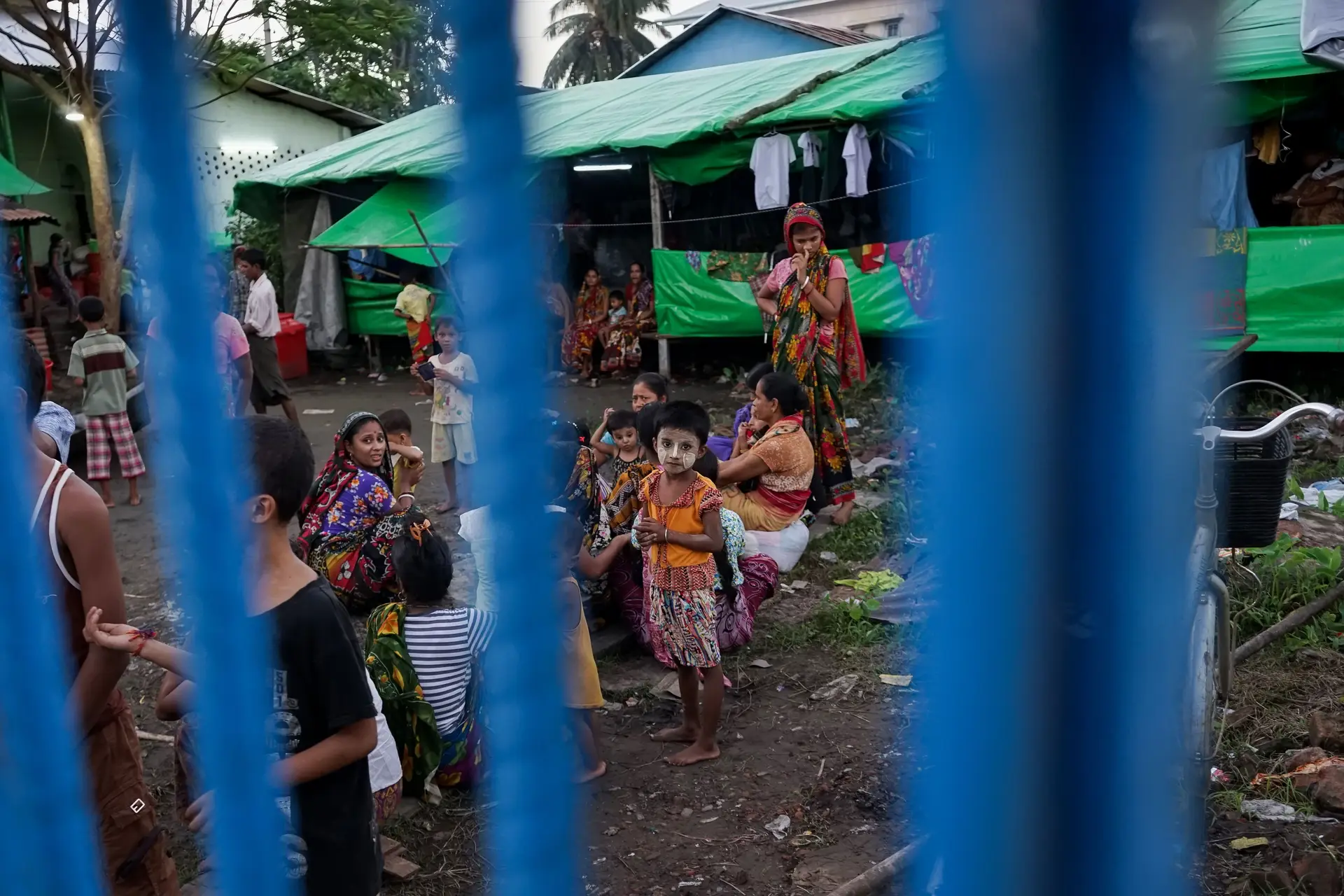 A ofensiva lançada no final de agosto está a afetar a minoria muçulmana mas também centenas de hindus no país de maioria budista