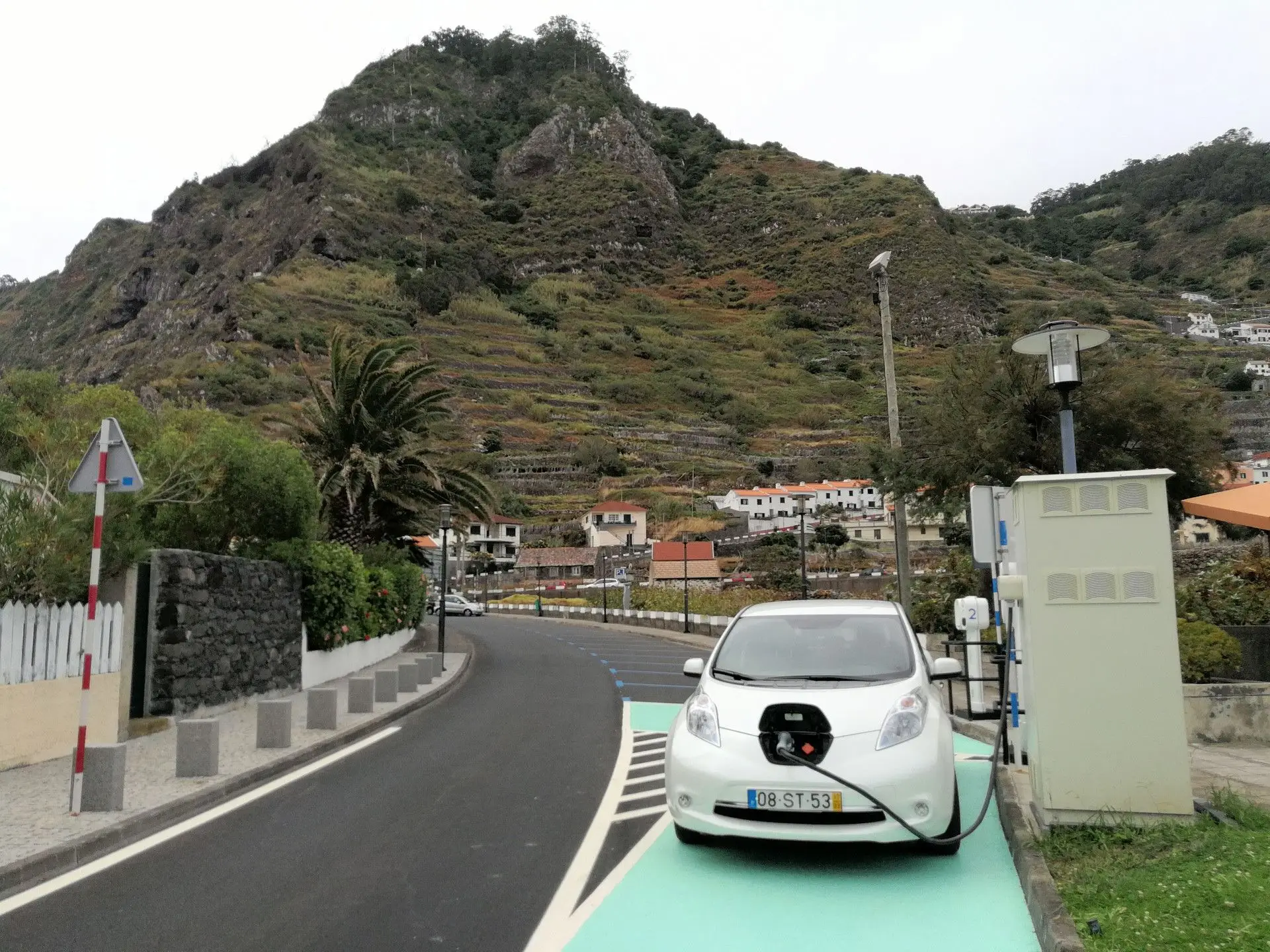 Os Postos de Carregamento Rápido disponíveis na Madeira estão situados de modo estratégico mas nem são necessários se se carregar durante a noite em casa