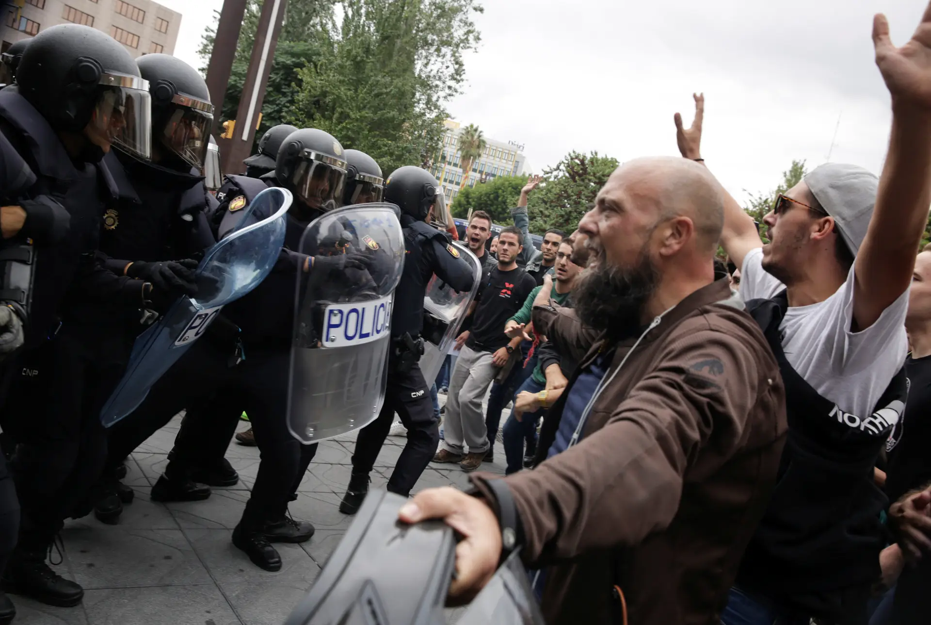 Tensão, incerteza, violência, mais de 800 feridos: as imagens do referendo na Catalunha